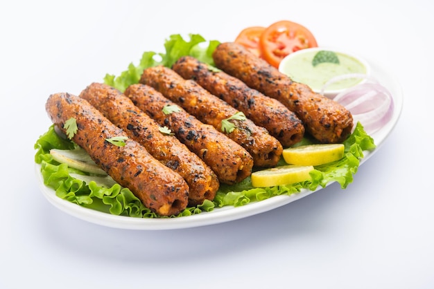 Seekh Kabab gemaakt met gehakt kip of schapenvlees keema, geserveerd met groene chutney en salade