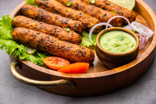 사진 다진 닭고기 또는 양고기 키마로 만든 seekh kabab, 녹색 처트니 및 샐러드와 함께 제공