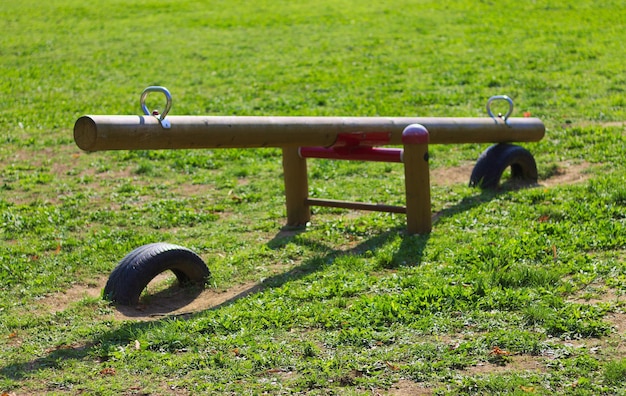 Foto l'altalena nel parco giochi durante una giornata di sole