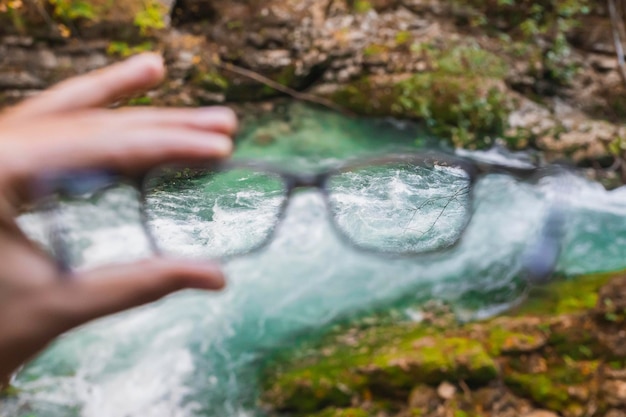 사진 안경을 통해 슬로베니아의 끓어오르는 산 강