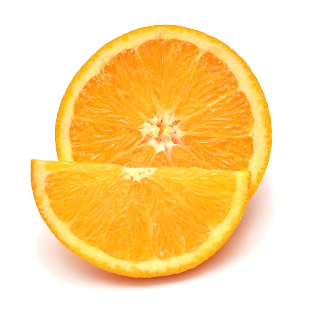 Segment en half oranje fruit geïsoleerd op een witte achtergrond Perfect geretoucheerde volledige scherptediepte op de foto Creatief gezond voedsel concept Natuur sap Plat lag bovenaanzicht