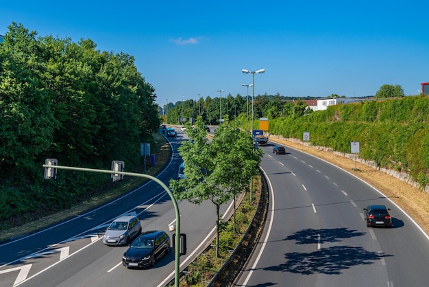 ヨーロッパの都市の郊外にある高速道路のセグメント