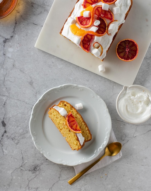 Segment van Oranje pond cake met verse bloederige sinaasappel. Bovenaanzicht