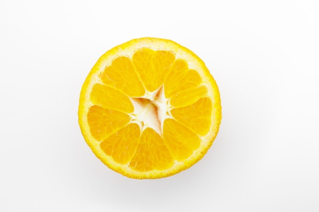 Segment van rijpe mandarijn geïsoleerd op een witte achtergrond