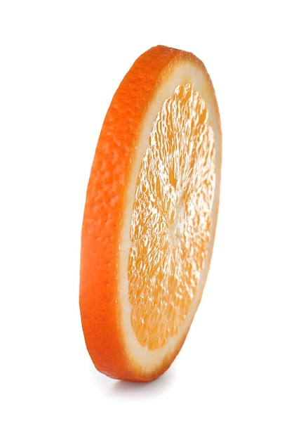Segment van rijpe sinaasappel geïsoleerd op wit