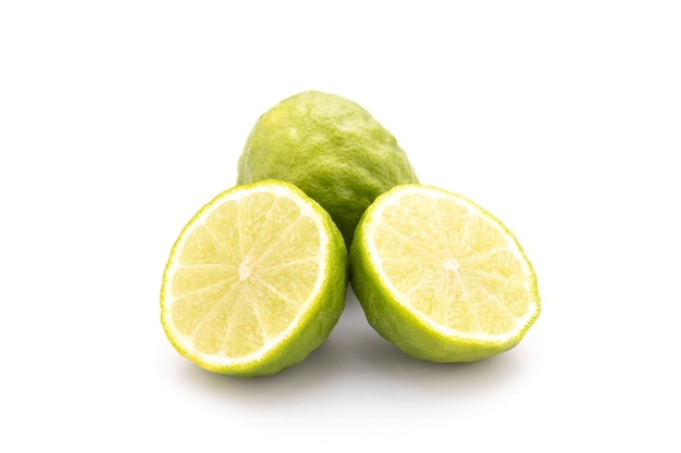 Segment van Thaise bergamot geïsoleerd op witte achtergrond Voedsel en gezondheidszorg concept