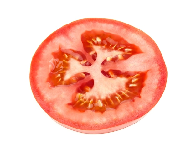 Segment van verse tomaat geïsoleerd op een witte achtergrond