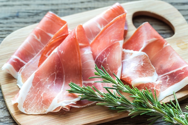 Segmenten van jamon op de houten plank