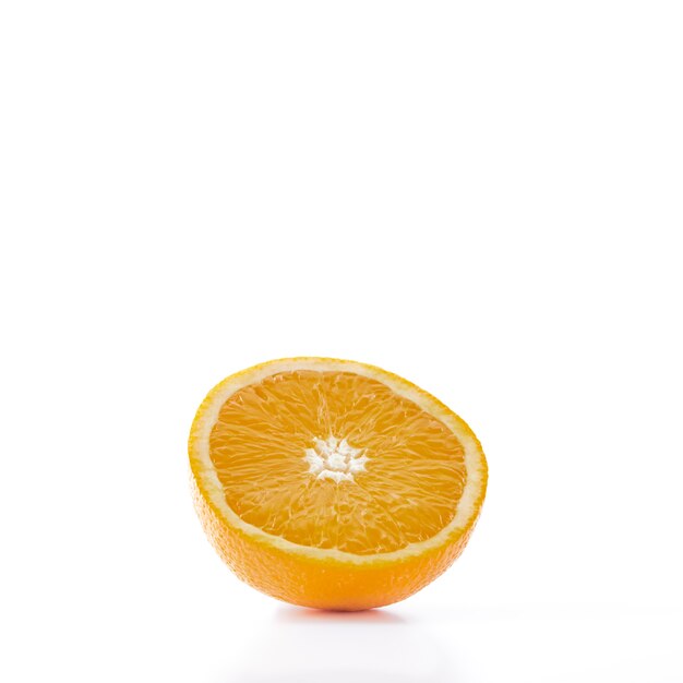 Segmenten van rijp oranje fruit op wit