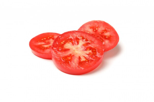 Segmenten van smakelijke tomaat geïsoleerd op een witte achtergrond