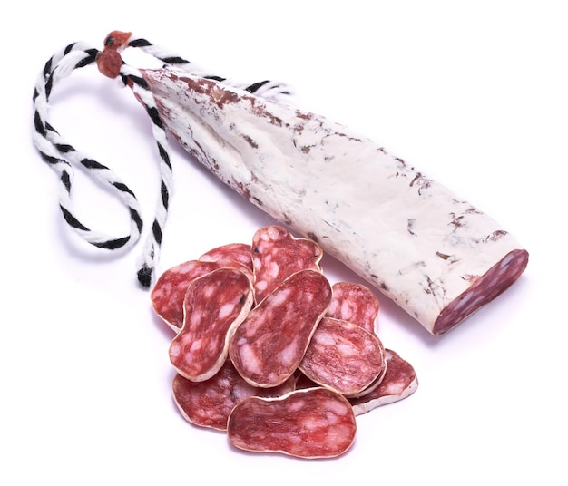 Segmenten van Spaanse fuet dunne gedroogde salami worst geïsoleerd op een witte achtergrond