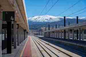 Photo segovia railway station with sierra de guadarrama mountains segovia spain