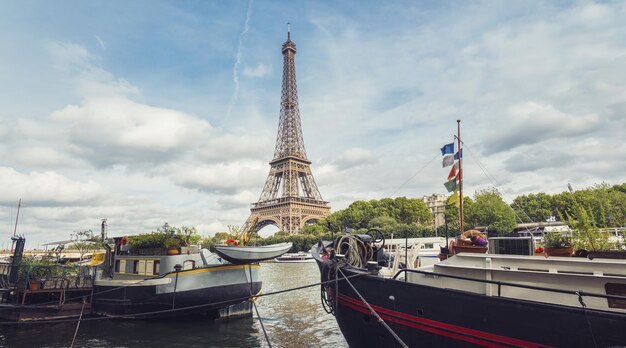 Senna a parigi con la torre eiffel in una giornata estiva nuvolosa