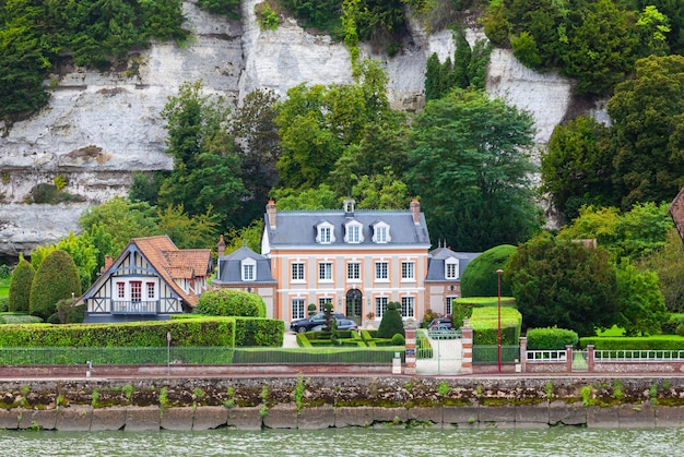 Photo seine river in france in suburbs rouen beautiful private houses and dense green vegetation mountains