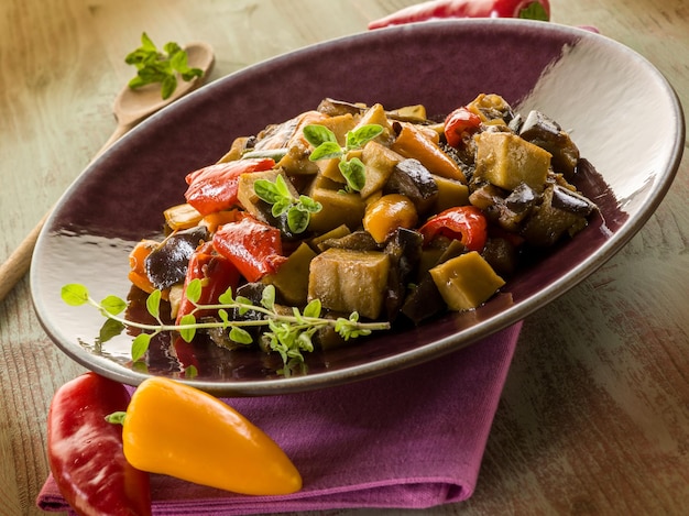 Seitanstoofpot met aubergine en pepervegetarisch eten