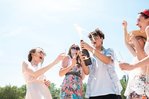 Seizoensgebonden feest in badplaats. Groep vrienden vieren, rusten