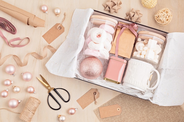 Seizoensgebonden geschenkdoos met marshmallow, koffie en kerstversiering