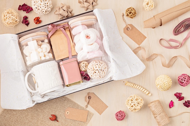 Seizoensgebonden geschenkdoos met marshmallow, koffie en kerstversiering