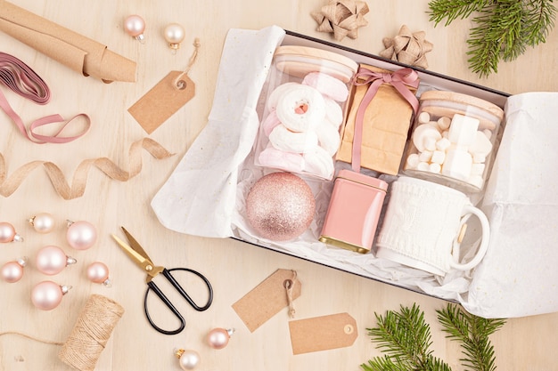 Seizoensgebonden geschenkdoos met marshmallow, koffie en kerstversiering