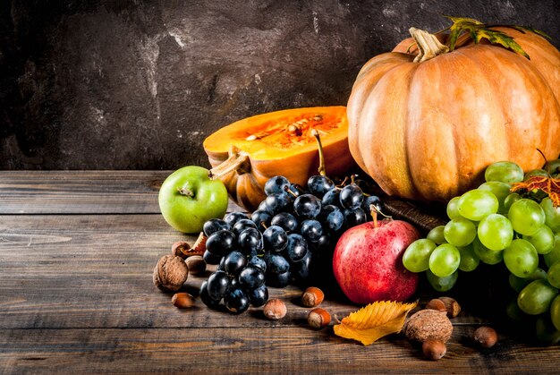 Seizoensgebonden herfst fruit en pompoen op houten tafel