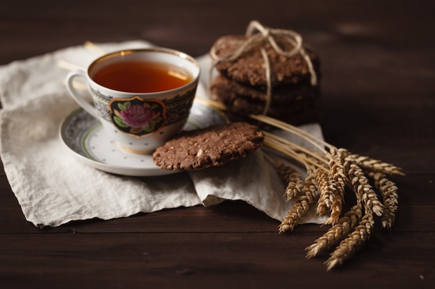 Seizoensgebonden thee 's avonds met haverkoekjes