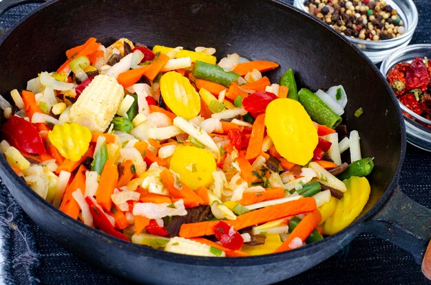 Seizoensgroenten schotel in koekenpan. Gezond eten. Vegetarisme. Studiofoto.