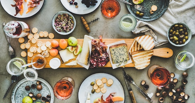 Seizoenspicknick met rose wijn kaas charcuterie noten en fruit