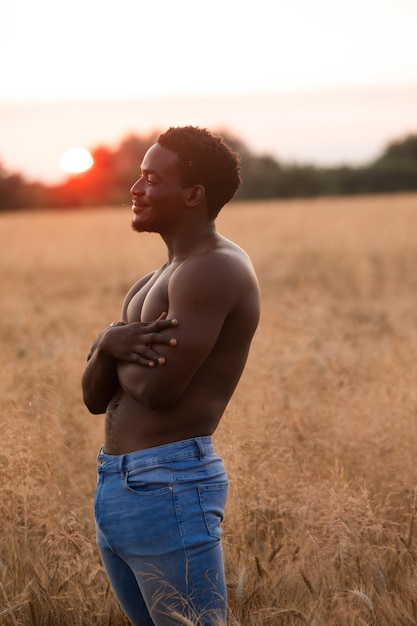 Seksuele man poseren zonder shirt in graanveld