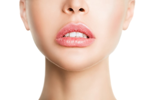 Seksuele volle lippen. Natuurlijke glans van lippen en vrouwenhuid. De mond is open. Toename van lippen, cosmetologie