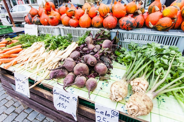 Selderij, bieten, peterselie en pompoen op de teller.