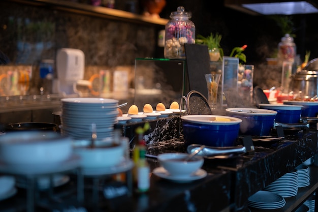 Foto messa a fuoco selezionata di uova bollite sul piatto in linea a buffet per la colazione.