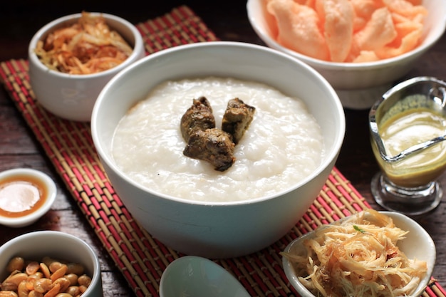 선택된 Focus Bubur Ayam 또는 갈가리 찢긴 닭고기를 곁들인 인도네시아 쌀 죽. Kerukpuk (크래커), 간장, 튀긴 콩, 삼발과 함께 제공