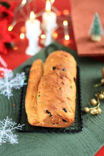 Focus selezionato stollen di natale pane tradizionale alla frutta stollen dolcetti natalizi per la famiglia prima di spolverare con zucchero in polvere, appena sfornato