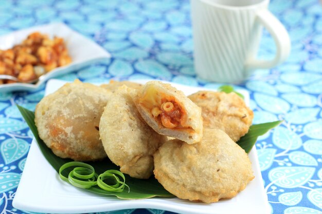 Photo selected focus cireng isi spicy stuffed cireng made from tapioca flour with spicy saute chicken or beef