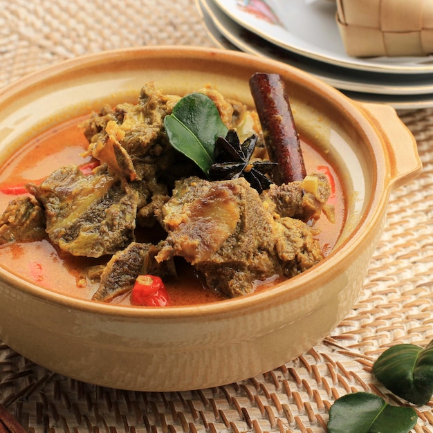 Foto focus selezionato gulai sapi è manzo al curry cibo tipico tradizionale di padang indonesia