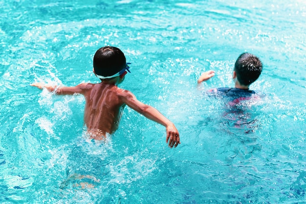 선택한 포커스 작은 소년 머리 두 개의 littel 소년 수영장에서 재생