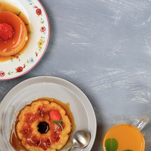 Foto messa a fuoco selezionata, vista dall'alto dessert fatto in casa budino al caramello con topping alla fragola. copia spazio per il testo