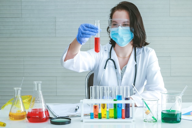 выбранный фокус, женщина химический тест химический эксперимент в лаборатории