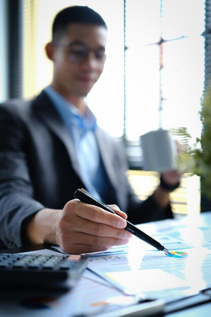 Selecteer de focus op de hand van de uitvoerend manager hand invullen van papieren zakelijke documenten ondertekening van contracten op het kantoor bureau