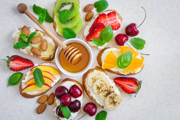 Selectie van de zomer Kleurrijke natuurlijke gezonde snacks.