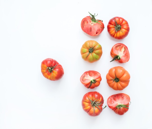 Selectie van erfgoedtomaten op een wit oppervlak.