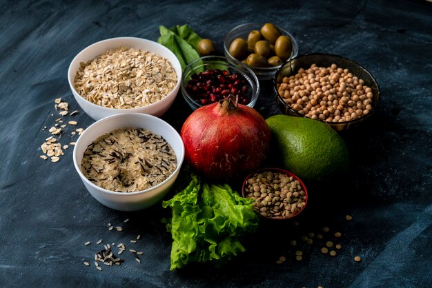 Selectie van gezond superfood op het bordoppervlak met fruitgranen en kruiden