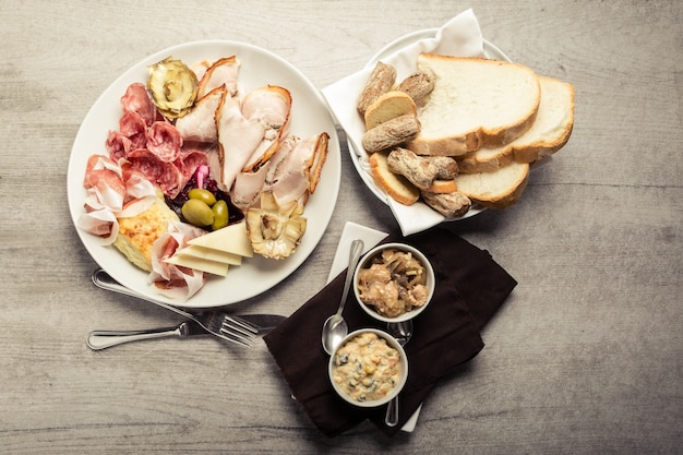 Selectie van Italiaanse vleeswaren met hierboven brood van