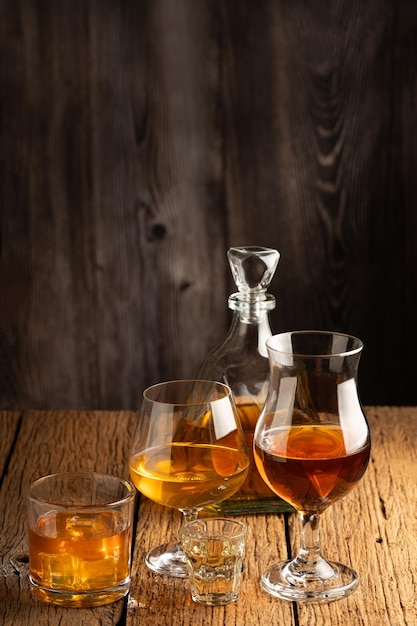 Selectie van sterke alcoholische dranken Whiskey likeur tequila cognac rum