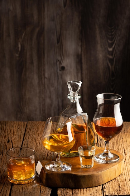 Selectie van sterke alcoholische dranken Whiskey likeur tequila cognac rum