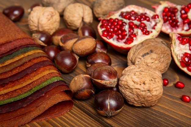 Selectie van verschillende kleurrijke kruiden, fruit, noten op een houten tafel