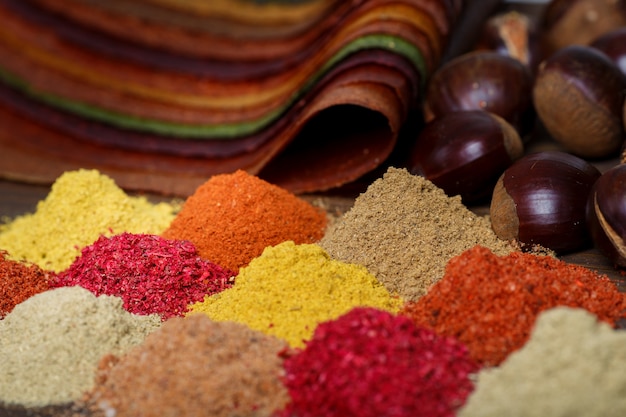 Selectie van verschillende kleurrijke kruiden op een houten tafel