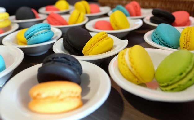 Foto selectieve aandacht bij kleurrijke macaroon dessert op de tafel