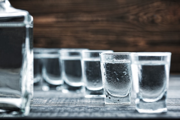 Selectieve aandacht glazen koude wodka op houten tafel