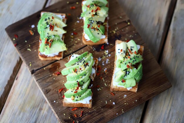 Selectieve aandacht. heerlijke toast met avocado op een houten bord.